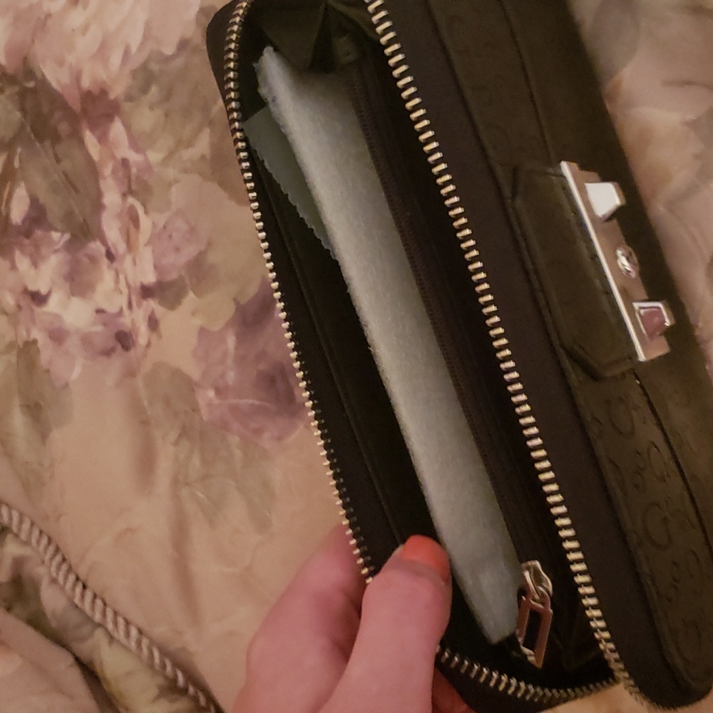 Guess Wallet - Picture 3 of 3